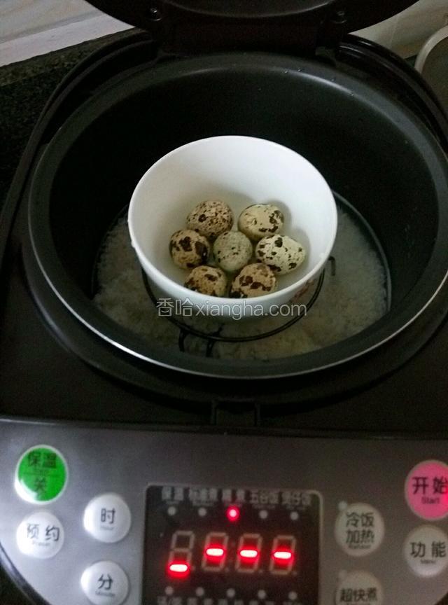 鹌鹑蛋放入电饭煲蒸熟剥壳待用。