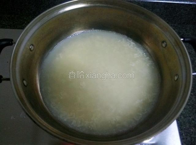 将2步骤煲好的黄茋伏苓水滤渣留锅内，加入酒酿和白糖煮滚。