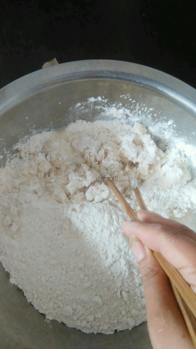 用开水和1/3的面粉，再用凉水和剩下的面。
