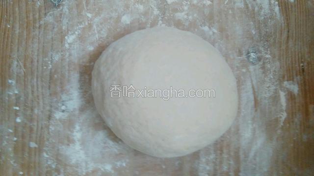 和成一个面团，盖上保鲜膜醒15分钟。