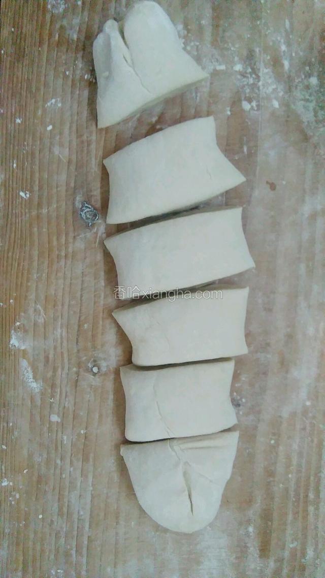 用刀切成一个个機子。