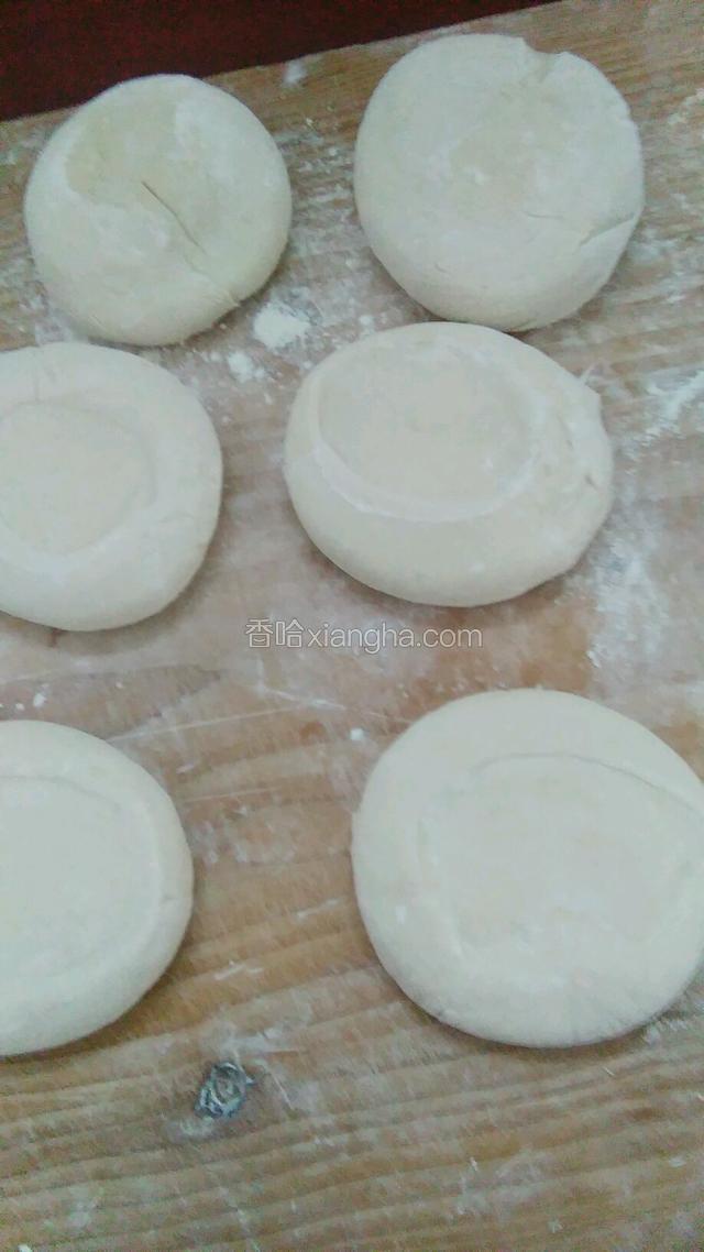 沾点面，用手压扁。