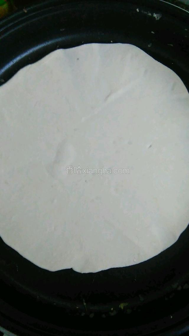 平底锅加热，刷少量油，把薄饼放入。
