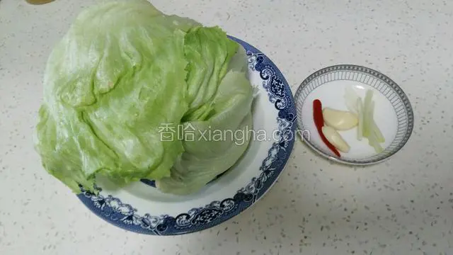生菜洗净，把根部抠掉；蒜切末，葱切段，红椒切丝