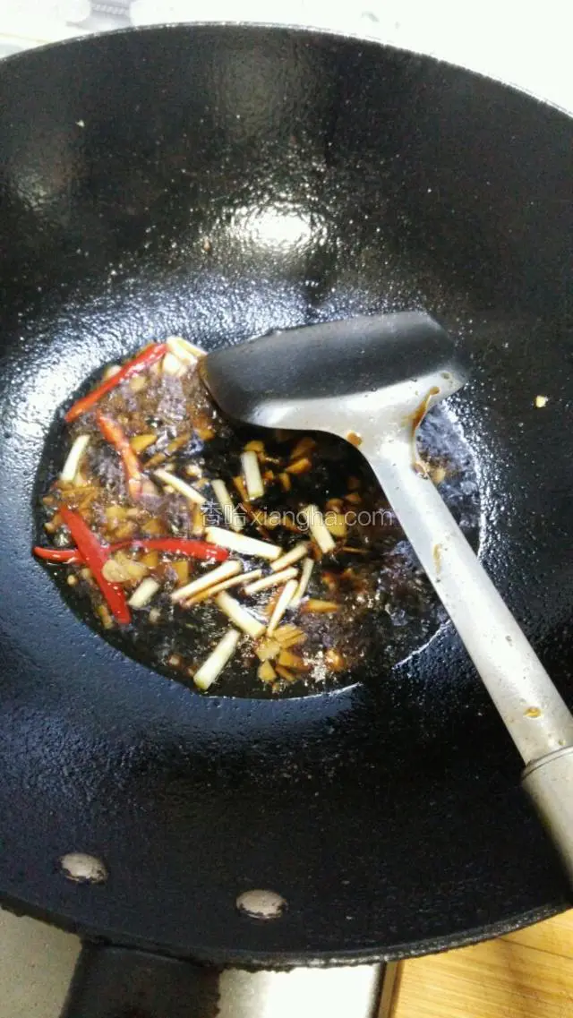 另支一口锅，油热后转小火，蒜末呛出香味后关火，依次倒入生抽、醋、白糖、小红椒丝，翻炒均匀