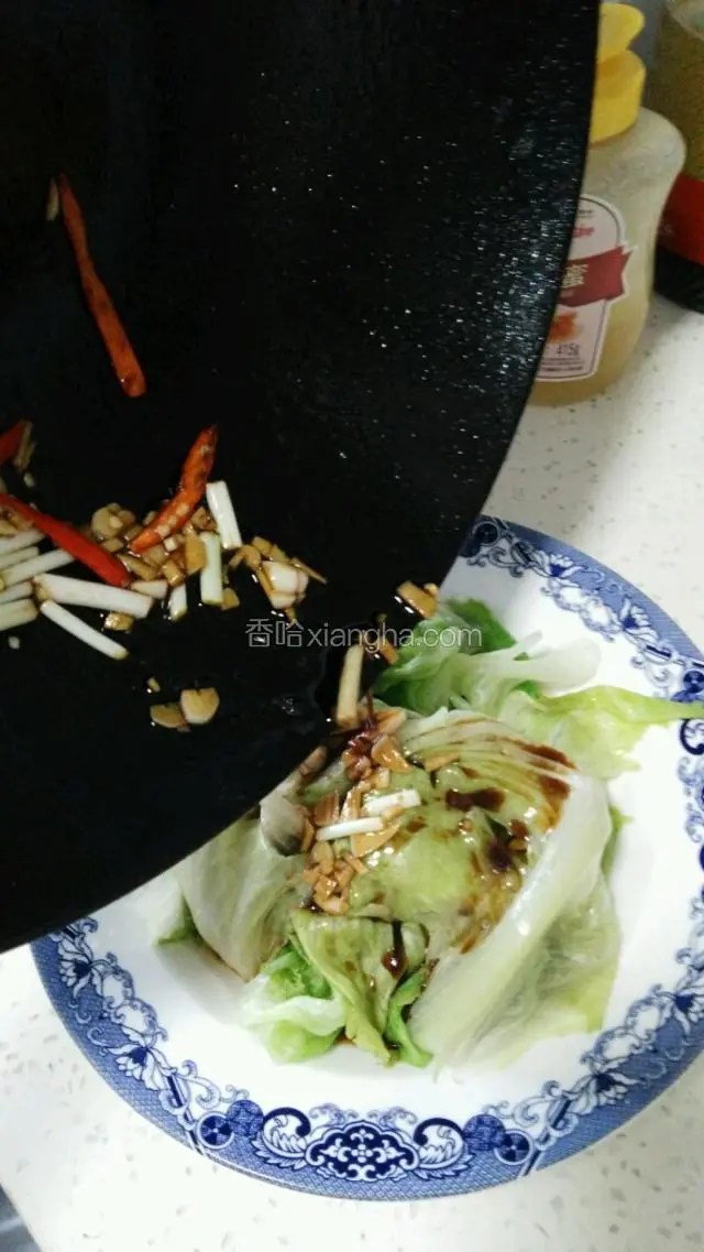 拌匀的调料浇在烫好的生菜上面