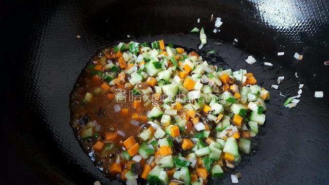 加上黄豆酱继续翻炒一会！