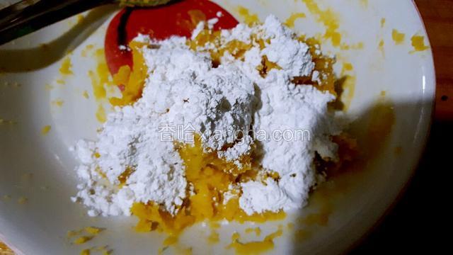 然后根据自己口味加上白糖，红糖或者是蜂蜜！加上地瓜粉揉成面团！