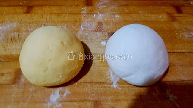 和好的面团到不粘手为止！
