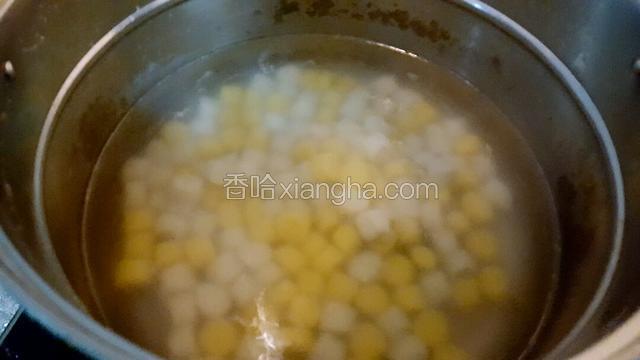 锅内水开后下入地瓜芋圆