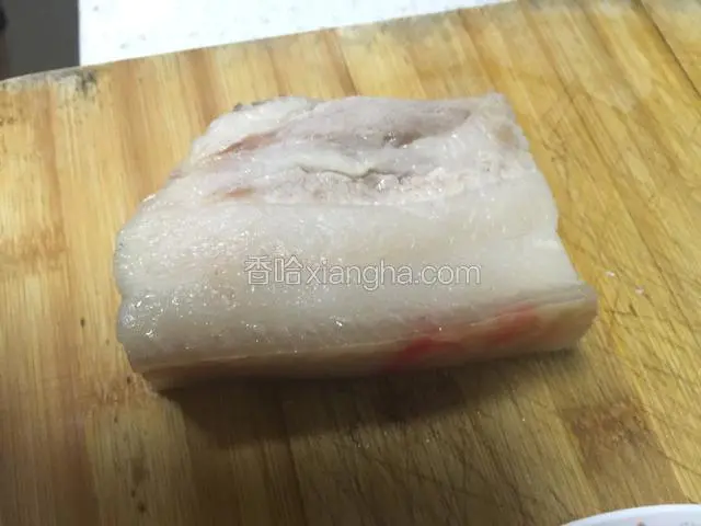 五花肉过水煮一下.放凉切片