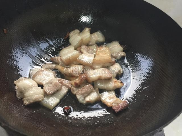 油热锅下肉翻炒煸出水分.出油小火