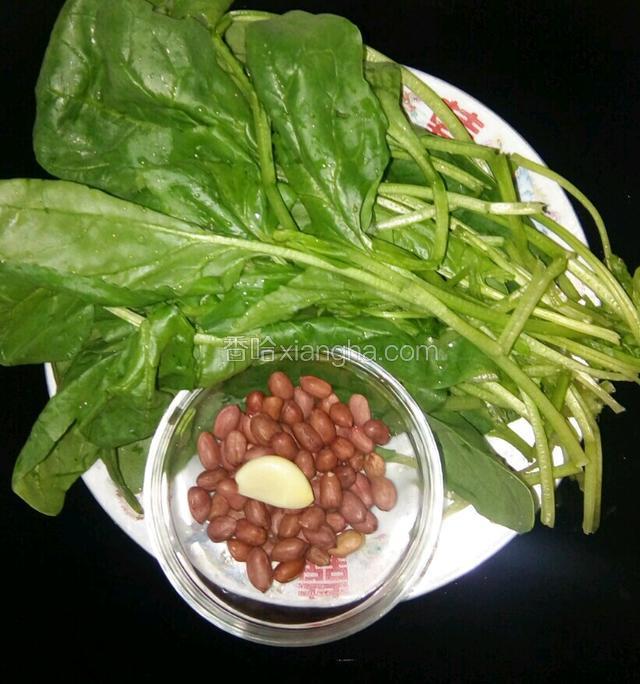 将大蒜去皮，菠菜，花生米洗净控净水。