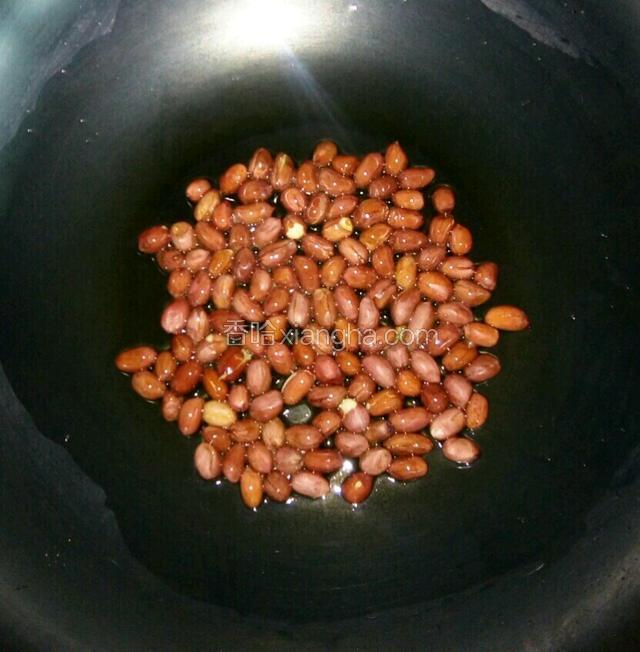 炒锅放油后，冷锅冷油倒入花生米，小火煸炒。