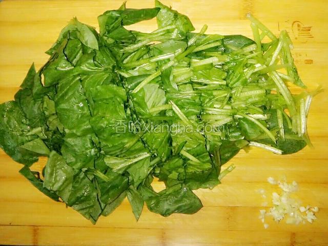 大蒜切成末，菠菜切成段。