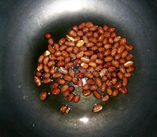 炒至花生米出现“噼啪”的声音，颜色变深，关火，再煸炒几下即可盛出。