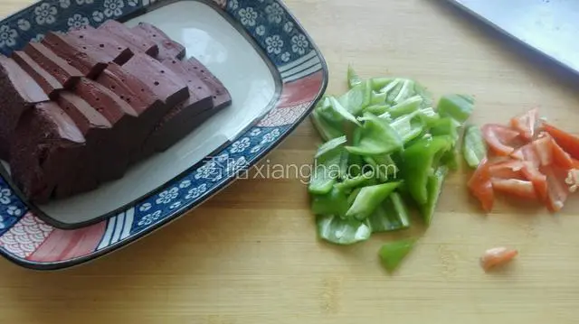 猪血切片，青红椒切片！