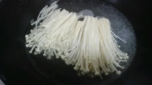 锅中做水，烧开后关火将金针菇放入开水烫一下即可