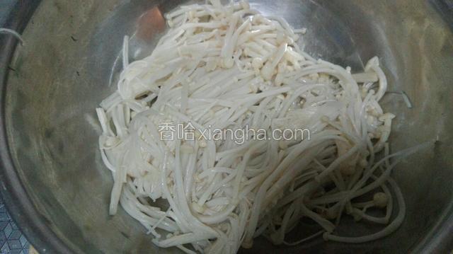 将烫软的金针菇过凉放入盆中