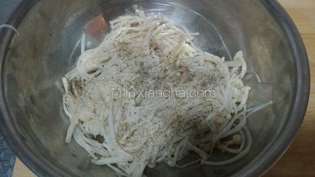 加入黑胡椒粉，少许盐，鸡精调味