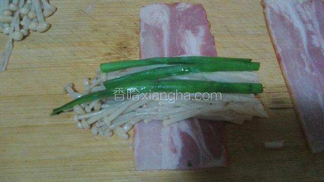 培根展开放入金针菇和韭菜从一头卷起