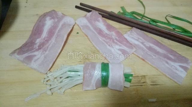 卷好后拿韭菜叶系上