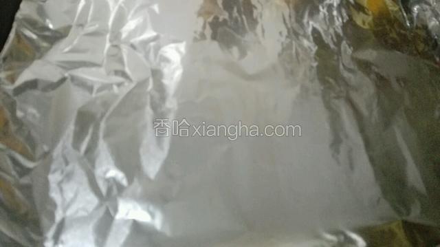 将锡纸铺在烤盘上刷上点油