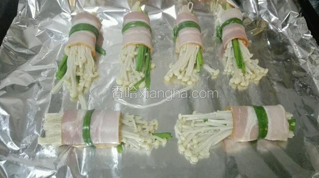 摆在盘中上烤箱200度15分钟