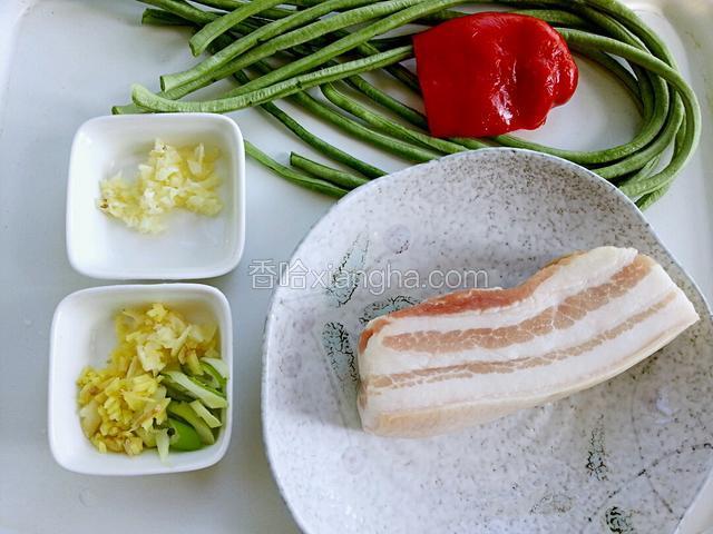 准备食材：葱姜蒜切下图样；另一瓣蒜拍成末