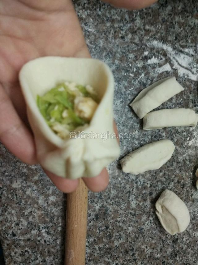 再把馅放面皮中间，左手托皮面皮，右手食指和拇指捏褶子，右手拇指保持不动，左右食指面皮顶到右手食指捏褶子，然后右手食指和拇指把一个一个褶子像图这样叠起来，叠到最后封口就好了；