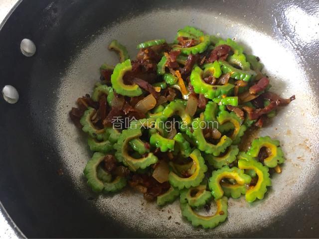 加入少许盐，风味豆豉，鸡精翻炒均匀。