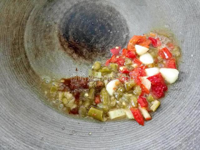 加糖，生抽，熬一会，不要加水，鸡腿蒸好有汤汁的