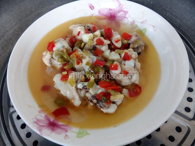 鸡腿摆盘，把剁椒汁淋在上面