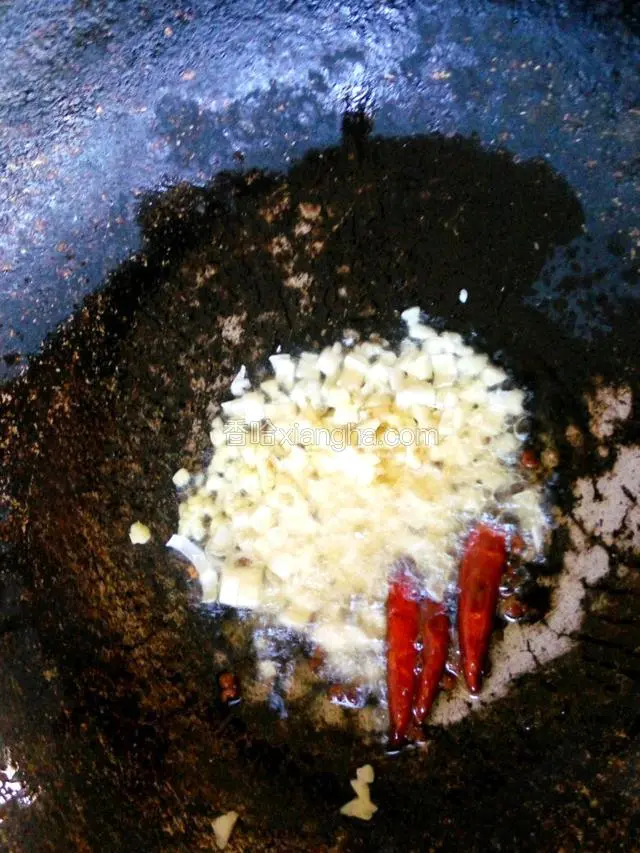 锅中烧热适量油，放干辣椒 花椒爆香，放葱姜蒜沫炒香