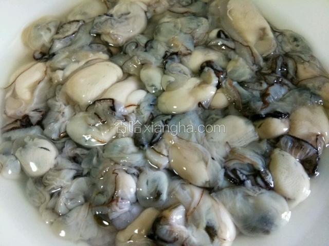 牡蛎洗干净，控干水