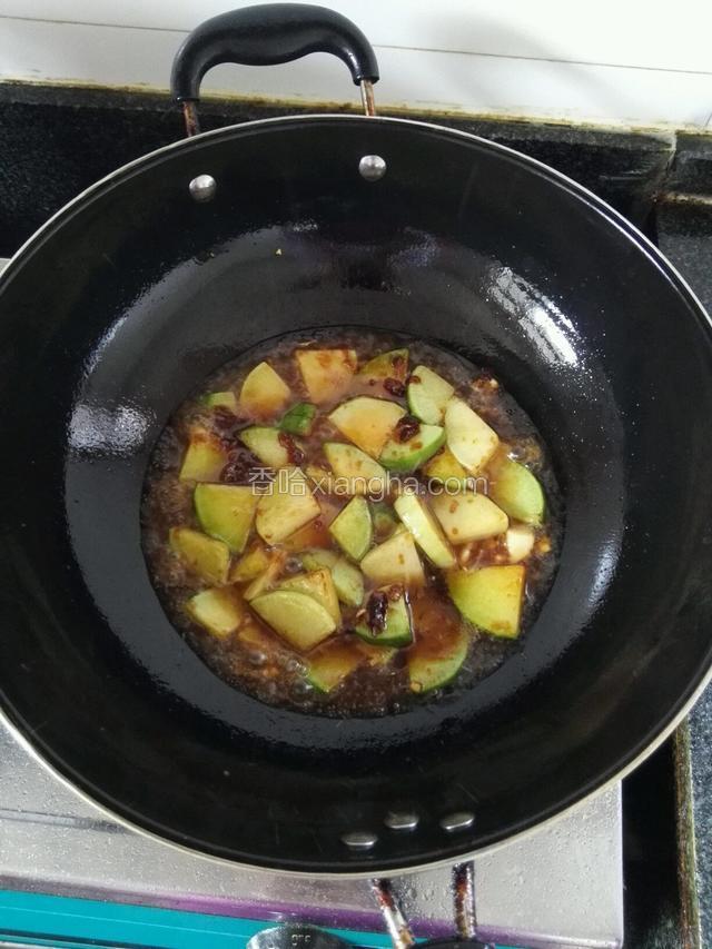 倒入之前翻炒过的萝卜，调汁翻炒，加入少许水煮一会