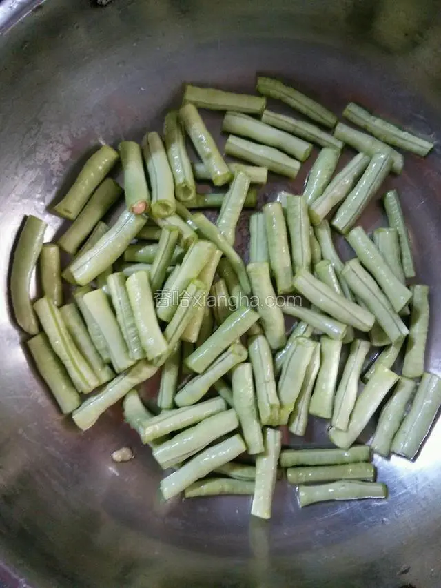 把豆角切段，洗净备用。