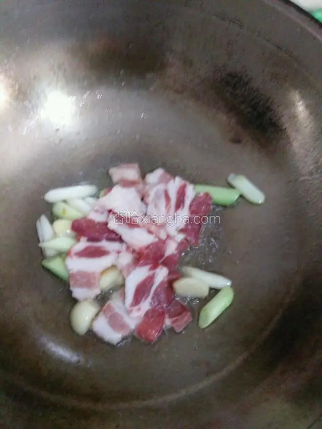 五花肉倒入锅中翻炒