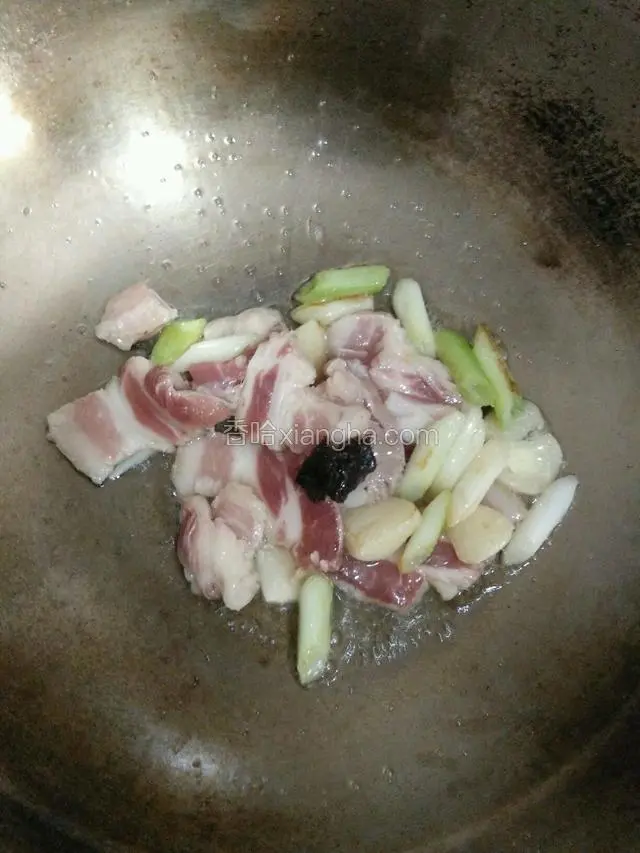 豆瓣酱酱油，料酒倒入。