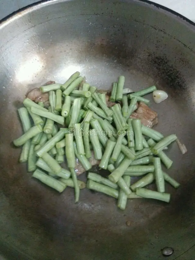 豆角倒入翻炒均匀。