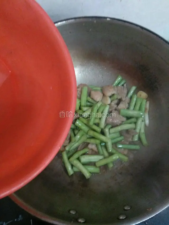 豆角比较难熟倒入一点水。
