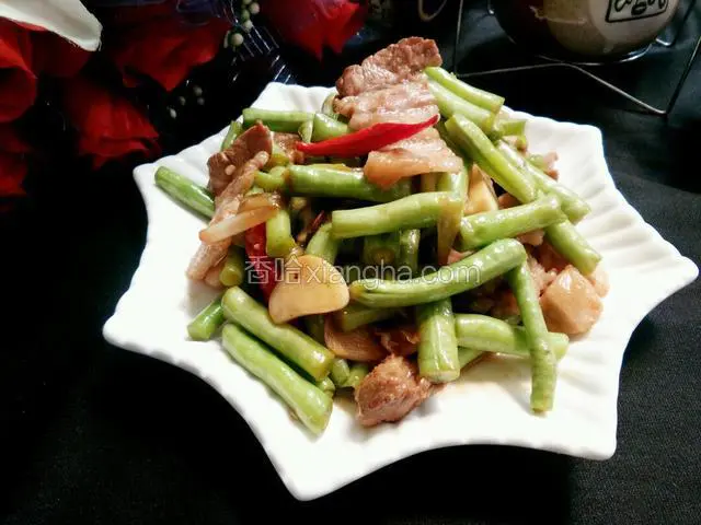 一盘肉片炒豆角就好了。