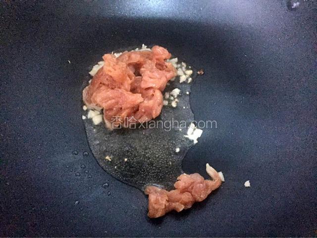 放入猪肉翻炒至变色变白