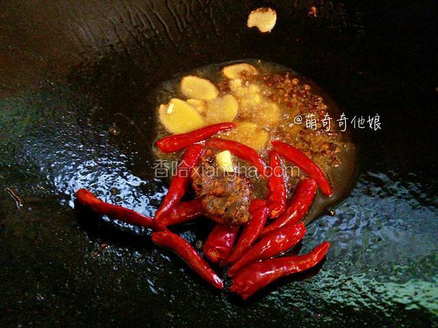 热锅冷油下姜蒜，花椒粒，辣椒和一块火锅底料小火翻炒。火锅料的大小跟两个大蒜瓣那么大就可以了，不是整个大蒜，是蒜瓣那么大！