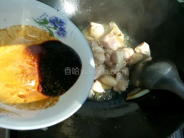 断生后，下入准备好的碗汁