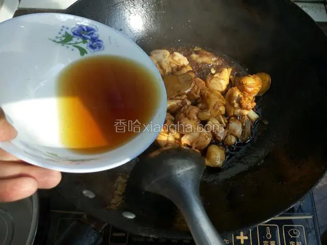翻炒均匀后加入一小碗水