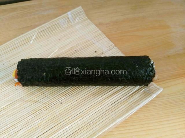 然后从一边借助竹帘用力卷进就好。