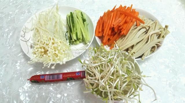 准备材料：所有材料洗洗净切丝（除了金针菇、豆芽菜）