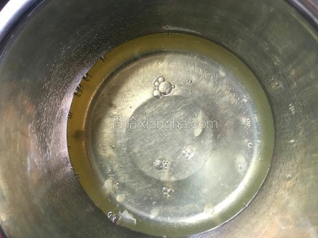 把蛋白打入在无油无水的盆里