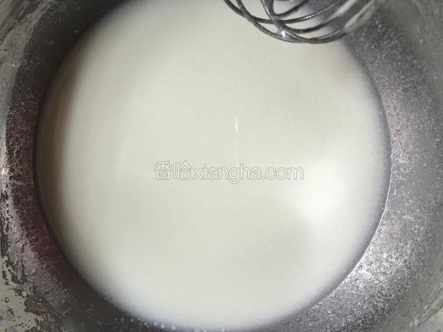 再把玉米油和清水还有奶油一起放入例外一个无油无水的盆里搅拌均匀